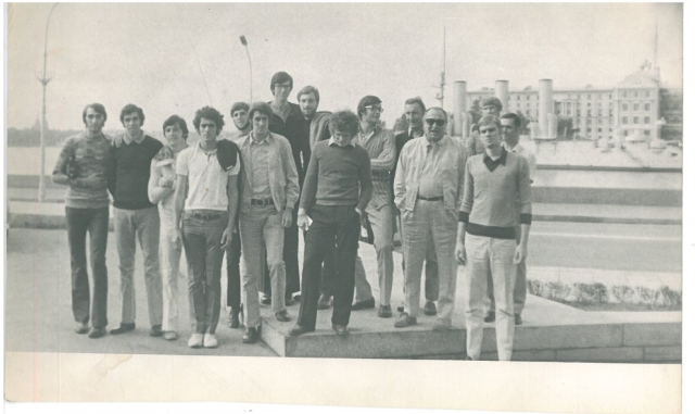 Leningrado 1° torneo Yuri Gagarin 1972 - Nazionale B: Bertolotti, Meneghel, Viola, Cohen, Gracis, Flebus, Vendemini, ?, Caglieris, Della Fiori, Cerioni (all.), Vinci (Presidente Federale), Papetti, Cerioni., Burcovich (arbitro). Foto scattata davanti all’incrociatore Aurora che sparò il primo colpo della Rivoluzione Russa.